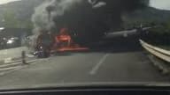 Un véhicule en flamme sur l'autoroute !  - Témoins BFMTV