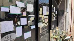 Des fleurs et mots déposés devant le salon de coiffure dans lequel travaillant Hichem Miraoui, à Puget-sur-Argens