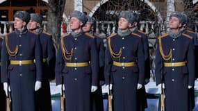 Des soldats russes assistent à une cérémonie en hommage au soldat inconnu à Moscou, le 15 février 2022. 