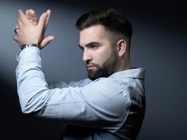 Le chanteur français Kendji Girac pose lors d'une séance photo à Paris le 22 mars 2021