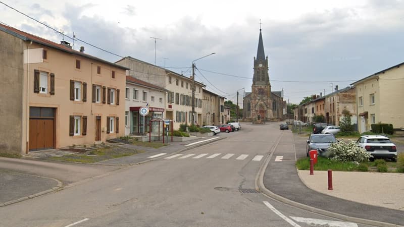 L'église et la mairie (à gauche) de la commune de Magnières en Meurthe-et-Moselle.