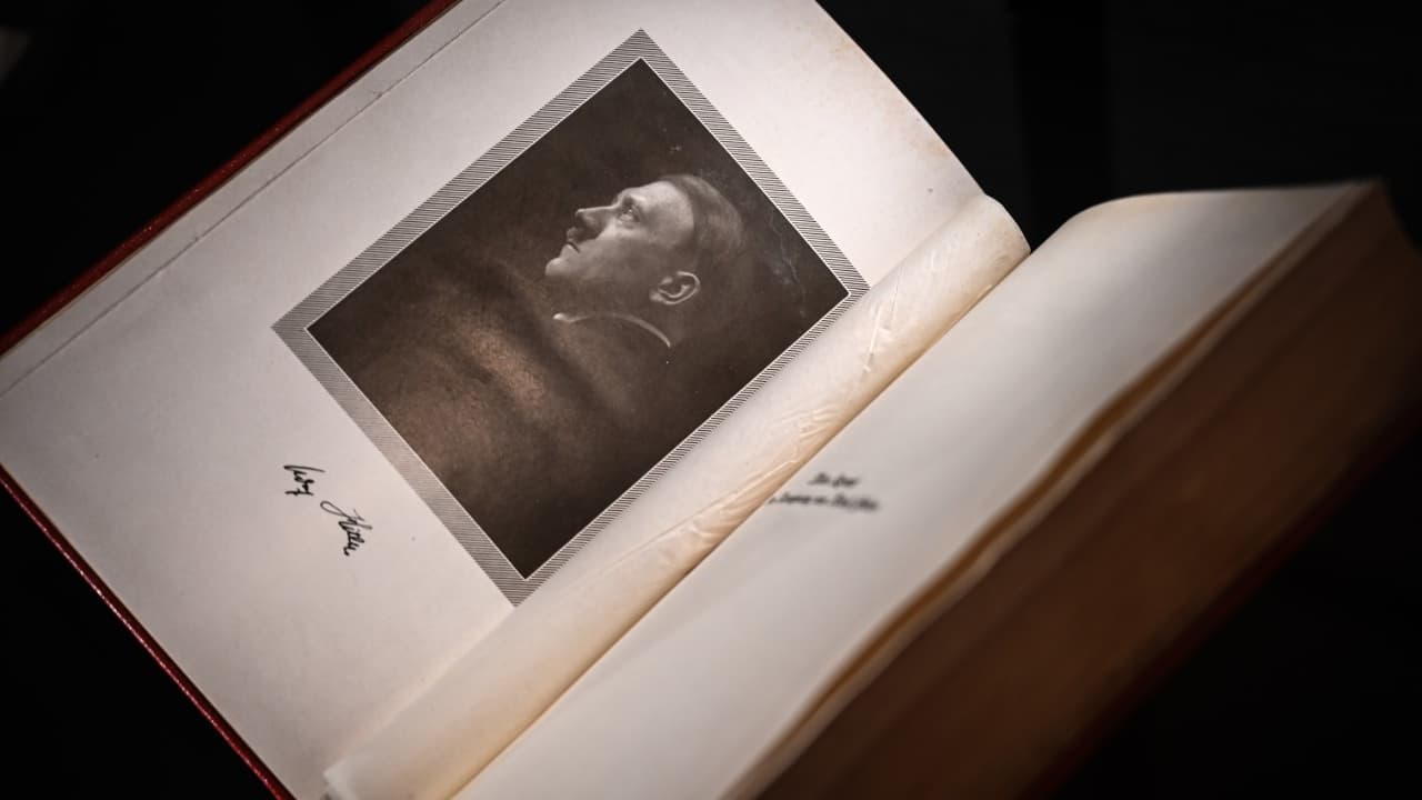 Deux exemplaires de Mein Kampf signés par Hitler mis aux enchères