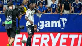 Vinicius sur la pelouse d'Oviedo avec le Real Madrid en Liga le 24 août 2025