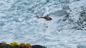 Un hélicoptère survole le camp de base de l'Everest, le 2 mai 2021 au Népal (photo d'illustration).