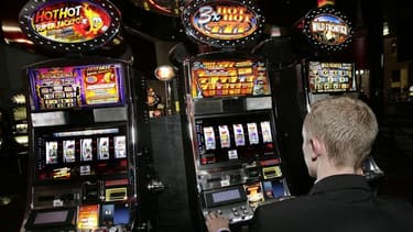 Les casinos du groupe Barrière en France proposent à leurs clients de jouer jusqu'à dimanche leurs derniers francs sur leurs tapis de jeux ou dans leurs machines à sous au lieu de les remettre directement à la Banque de France. /Photo d'archives/REUTERS/J