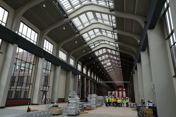 Les équipes de Sodexo Live! s'activent pour préparer le futur restaurant des athlètes dans la Cité du cinéma à Saint-Denis, le 23 février 2024