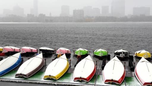 Cambridge, dans le Massachusetts, plongée dans un brouillard neigeux vendredi.