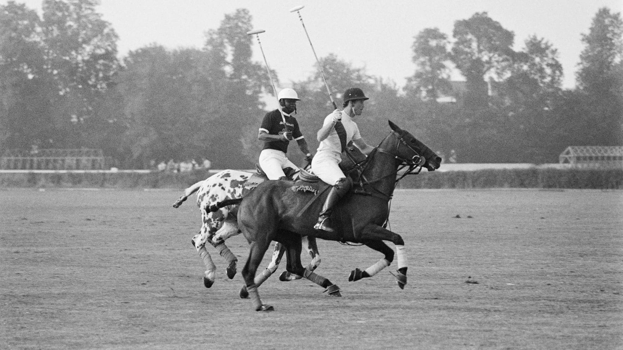 Le prince Charles disputant un match de polo à Deauville en 1977.