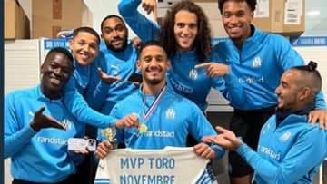 William Saliba chambré par ses coéquipiers de l'OM, en novembre