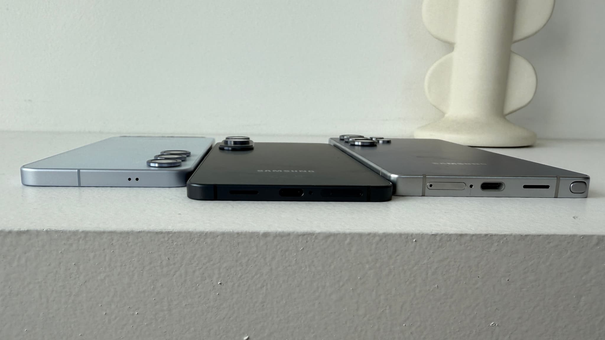 De gauche à droite: le Galaxy S25, le Galaxy S25 Edge et le Galaxy S25 Ultra