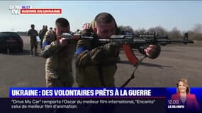 Guerre en Ukraine: au cœur d'un centre d'entrainement avec des jeunes volontaires prêts à la guerre