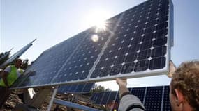 Selon le projet de loi de finances 2011, le crédit d'impôt sur le revenu pour l'achat de panneaux solaires par les particuliers devrait être réduit de moitié à partir de mercredi en France. /Photo d'archives/REUTERS/Régis Duvignau