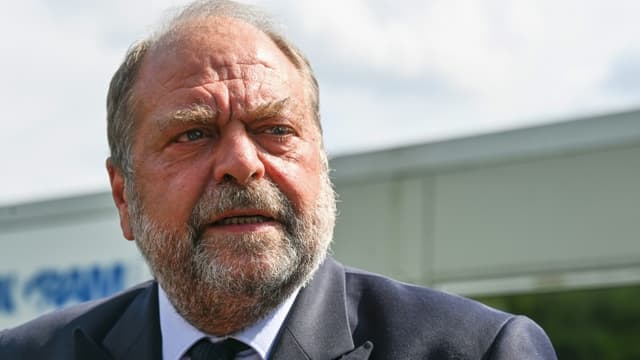 Le ministre de la Justice Eric Dupond-Moretti devant les journalistes lors d'une visite à Beauvais pour le déploiement de téléphones "grave danger" le 19 juillet 2021
