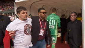 Ce supporter, entré sur la pelouse du stade Francis-Le Blé, a provoqué l'interruption du match