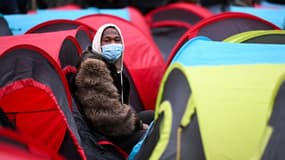 De jeunes migrants installés dans des tentes devant le Conseil d'Etat à Paris, le 2 décembre 2022
