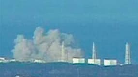 Colonne de fumée au dessus du réacteur numéro 1 de la centrale nucléaire de Daiichi, dans la préfecture de Fukushima. Selon, le secrétaire général du gouvernement japonais, l'explosion survenue samedi dans cette centrale nucléaire ne s'est pas produite au