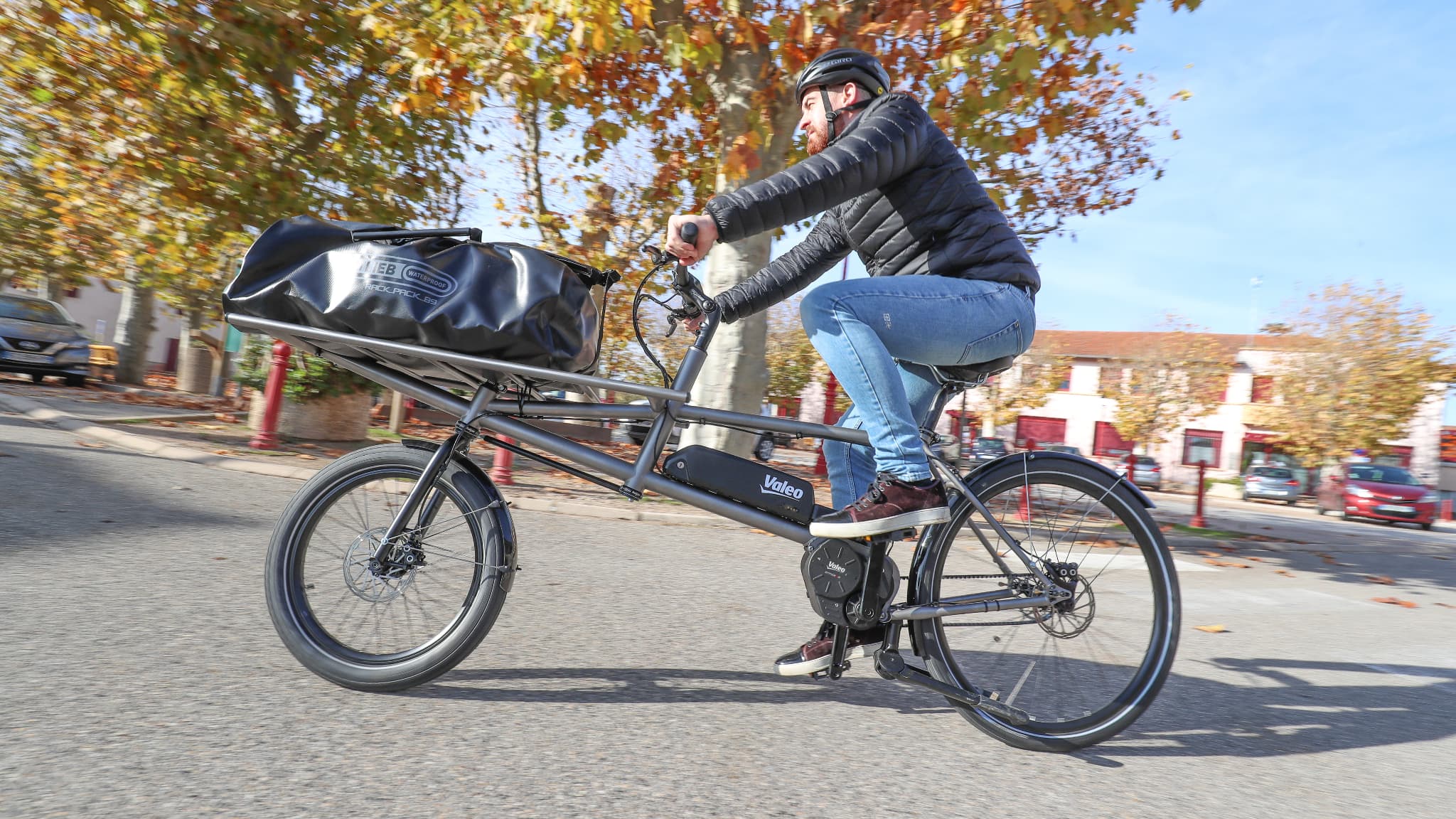 Sur un vélo cargo, l’assistance électrique de Valeo permet de grimper une côte à 14% avec une charge de 150 kg