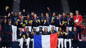 La joie des handballeuses françaises, championnes olympiques après leur victoire en finale face à la Russie (30-25), le 8 août 2021 aux Jeux Olympiques de Tokyo 2020