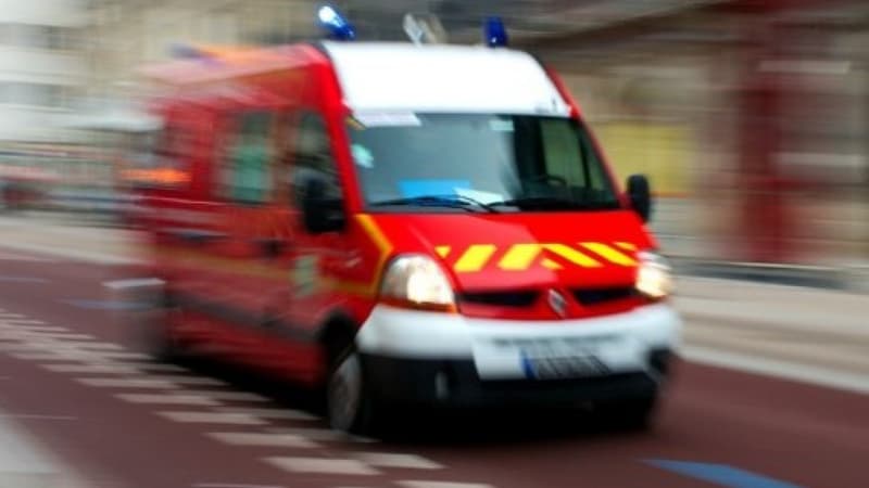 Regarder la vidéo Marseille: cinq blessés légers dans une collision entre une voiture et un véhicule de police