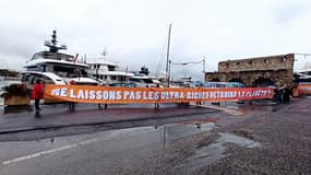 Les militants d'Attac bloquent le quai des milliardaires à Antibes le 24 septembre 2022.