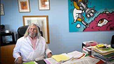 Didier Raoult, le 26 février 2020 dans son bureau, à Marseille.