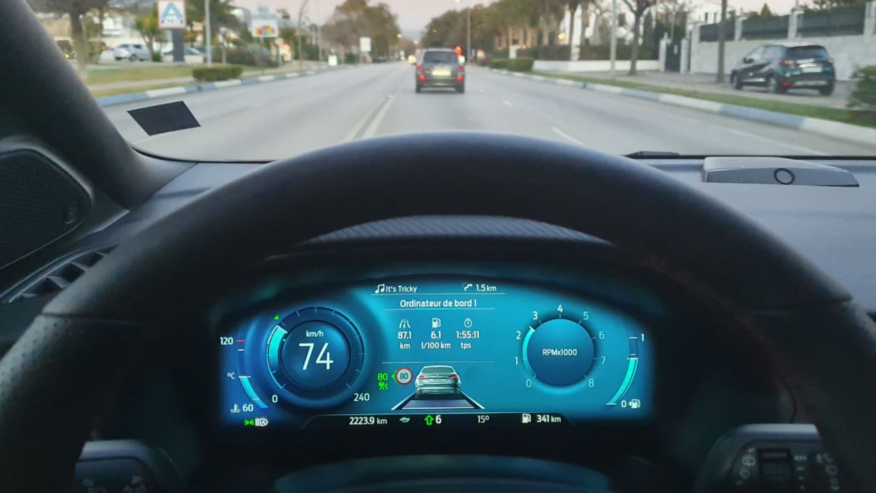 En mode normal, c'est une Ford Mondeo qui représente le véhicule roulant devant. En mode normal, c'est une Ford Mondeo qui représente le véhicule roulant devant.