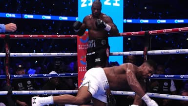 Anthony Joshua, au sol, mis KO par Daniel Dubois le 21 septembre 2024 à Wembley