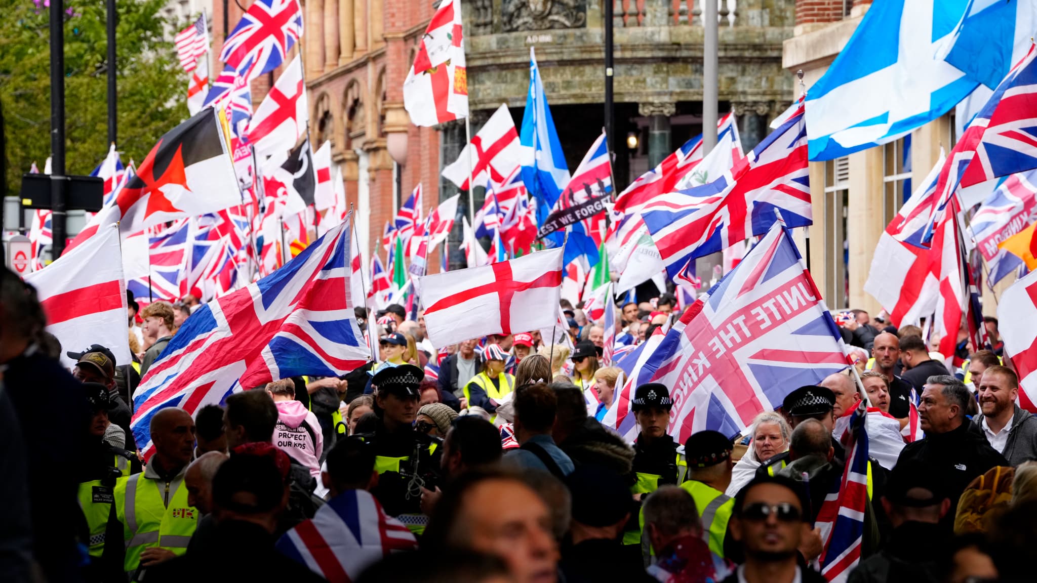 110.000 MANIFESTANTS RÉUNIS À LONDRES À L'APPEL DU MILITANT D'EXTRÊME DROITE TOMMY ROBINSON