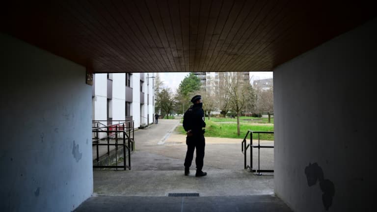 Un policier dans le quartier du bar Aksehir où une grenade a été lancée la veille, dans le quartier de la Villeneuve, à Grenoble, le 14 février 2025 en Isère
