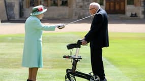 Tom Moore avait été fait chevalier par la reine Elizabeth II le 17 juillet 2020 au château de Windsor.
