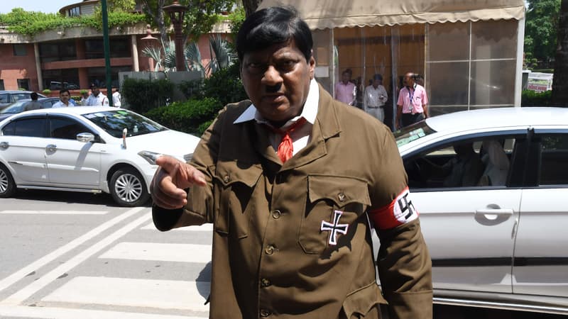 Naramalli Sivaprasad déguisé en Hitler. 