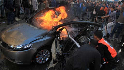 Des Palestiniens éteignent la voiture de Ahmaed Jaabar