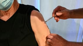 Un homme est vacciné contre le Covid-19 dans un centre de vaccination à Montpellier le 15 avril 2021