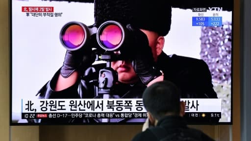 Un homme regarde un écran de télévision diffusant des images du dirigeant nord-coréen Kim Jong Un, le 29 mars 2020 dans une gare de Séoul, en Corée du Sud Un homme regarde un écran de télévision diffusant des images du dirigeant nord-coréen Kim Jong Un, le 29 mars 2020 dans une gare de Séoul, en Corée du Sud