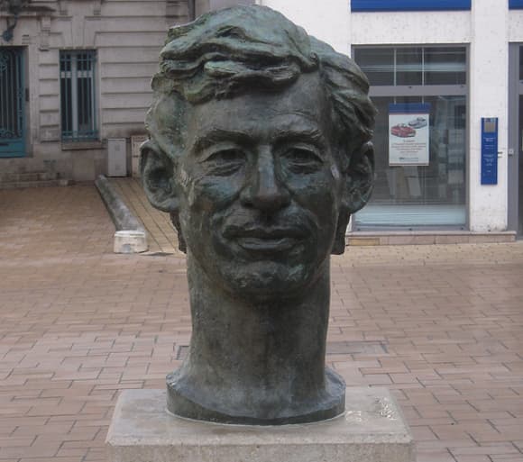 Statue d'Hergé à Angoulême. Statue d'Hergé à Angoulême.