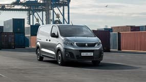 Les 100 premiers véhicules utilitaires à hydrogène de PSA (Peugeot Expert, Citroën Jumpy et Opel Vivaro) seront équipés en systèmes par Symbio, filiale des Groupes Michelin et Faurecia.