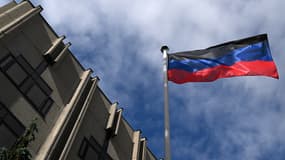 Drapeau du territoire autoproclamé du Donetsk, devant son ambassade à Moscou, le 12 juillet 2022