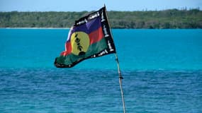 Le drapeau indépendantiste kanak flotte au-dessus de la baie de Saint-Maurice, en Nouvelle-Calédonie, le 17 mai 2021 (photo d'illustration)