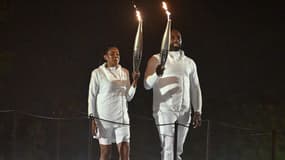 Marie-José Pérec et Teddy Riner portent la flamme olympique le 26 juillet 2024 à Paris