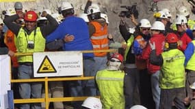Joie des ouvriers, secouristes, familles et collègues venus en aide aux 33 mineurs chiliens bloqués depuis plus de deux mois à 700 mètres sous terre, près de Copiapo. Les mineurs pourraient être ramenés à la surface à partir de mercredi par un puits de se