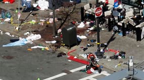 Traces de sang sur un trottoir de l'avenue où ont explosé deux bombes à l'arrivée du marathon de Boston, aux Etats-Unis.