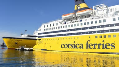 Un navire de la compagnie maritime Corsica Ferries dans le port de Toulon (Var) le 5 janvier 2021.