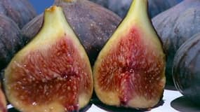 La figue de Solliès fait partie de la catégorie des figues rouges/noires/violacées.