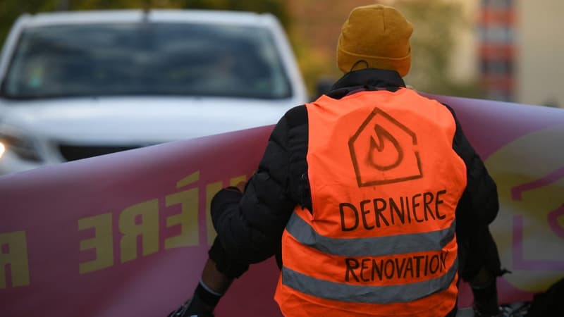 Paris: des militants écologistes de Dernière Rénovation bloquent le pont devant l'Assemblée