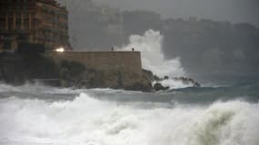 La préfecture met en vigilance contre les vagues, en particulier sur le littoral entre Nice et Menton. 