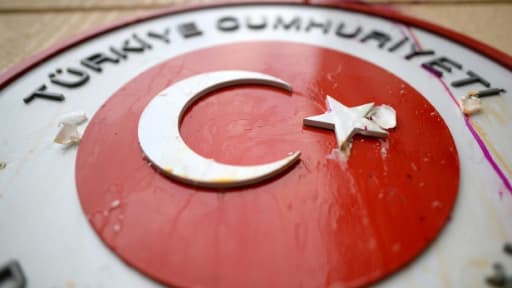 Des oeufs envoyés sur les symboles de la Turquie, à l'ambassade turque à Moscou, le 25 novembre 2015, après une manifestation de Russes réagissant après que l'armée turque a abattu un chasseur russe