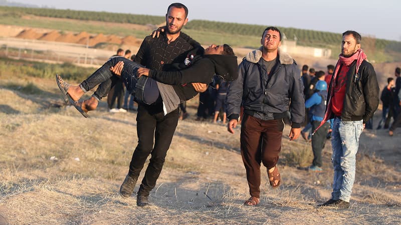 Un manifestant palestinien porte un blessé après les tirs lors de la manifestation vendredi.