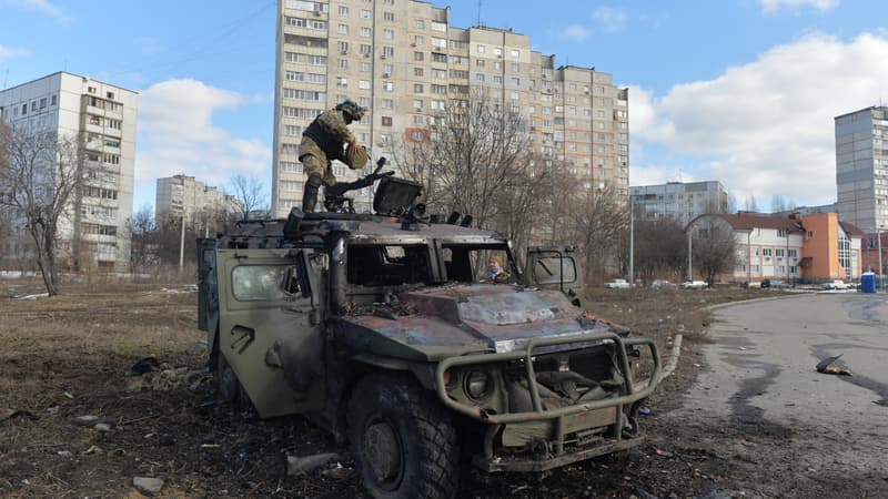 Un soldat ukrainien  examine un véhicule russe détruit, à Kharkhiv, le 27 février 2022.