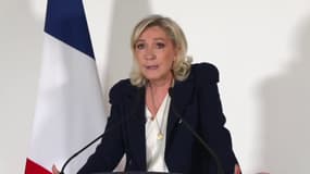 Augmentation des frais de mandat des députés: "Il nous apparaît inopportun de prendre cette décision", réagit Marine Le Pen 