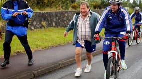 Sous le regard amusé d'un policier, Guy Roux a poussé Franck Ribéry lors de la sortie à VTT